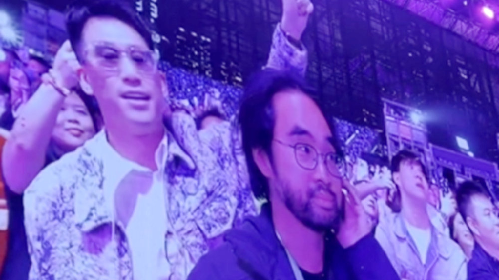 郑志刚现身周杰伦演唱会，与周董现场飙歌，窦骁和何超莲也在现场|郑志刚|演唱会|周杰伦_新浪新闻