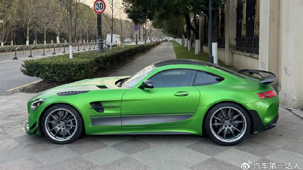 奔驰 AMG GTR Pro,奇缺绿外黑内搭配-新浪汽车