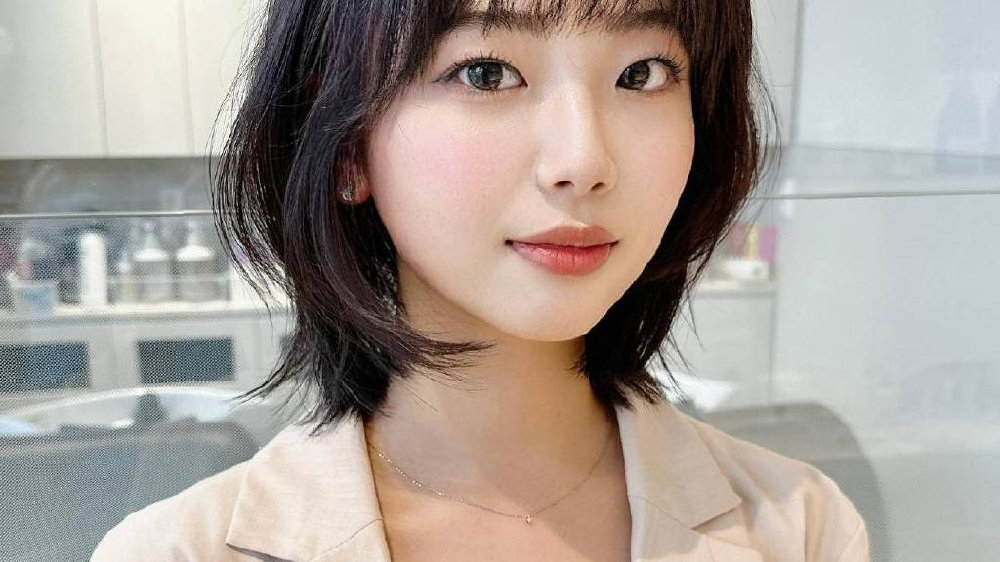 中年女性发型别乱剪,最好试试层次短发,好看时尚有气质|短发发型|护发素|洗发水|修饰|面部_新浪新闻