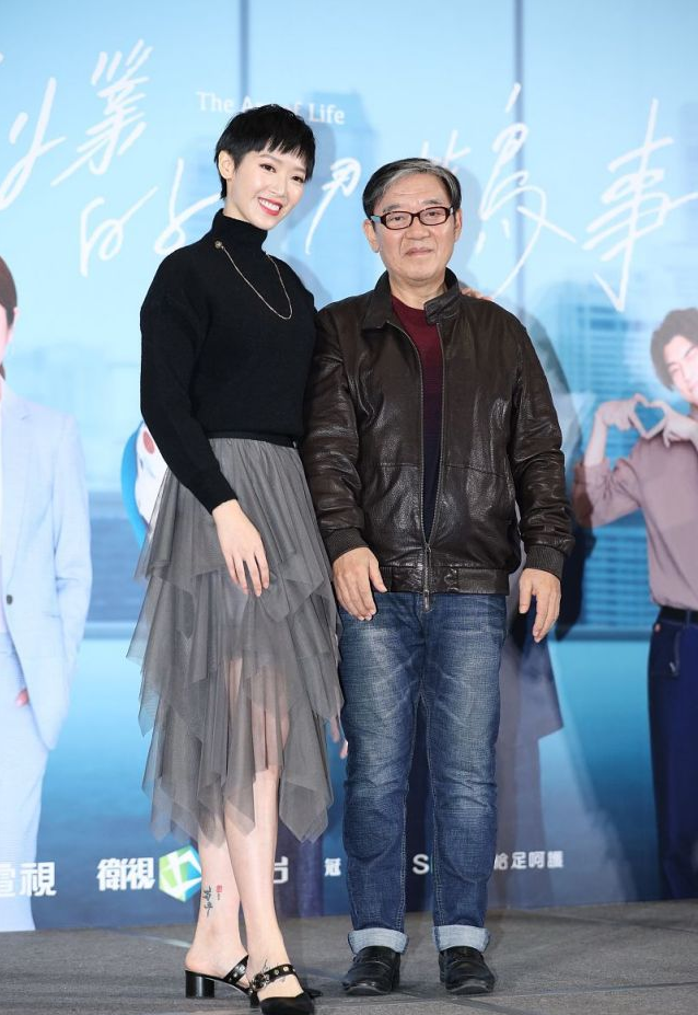 李立群31岁女儿终于恋爱贴脸黑人男友秀恩爱男友胡须花白