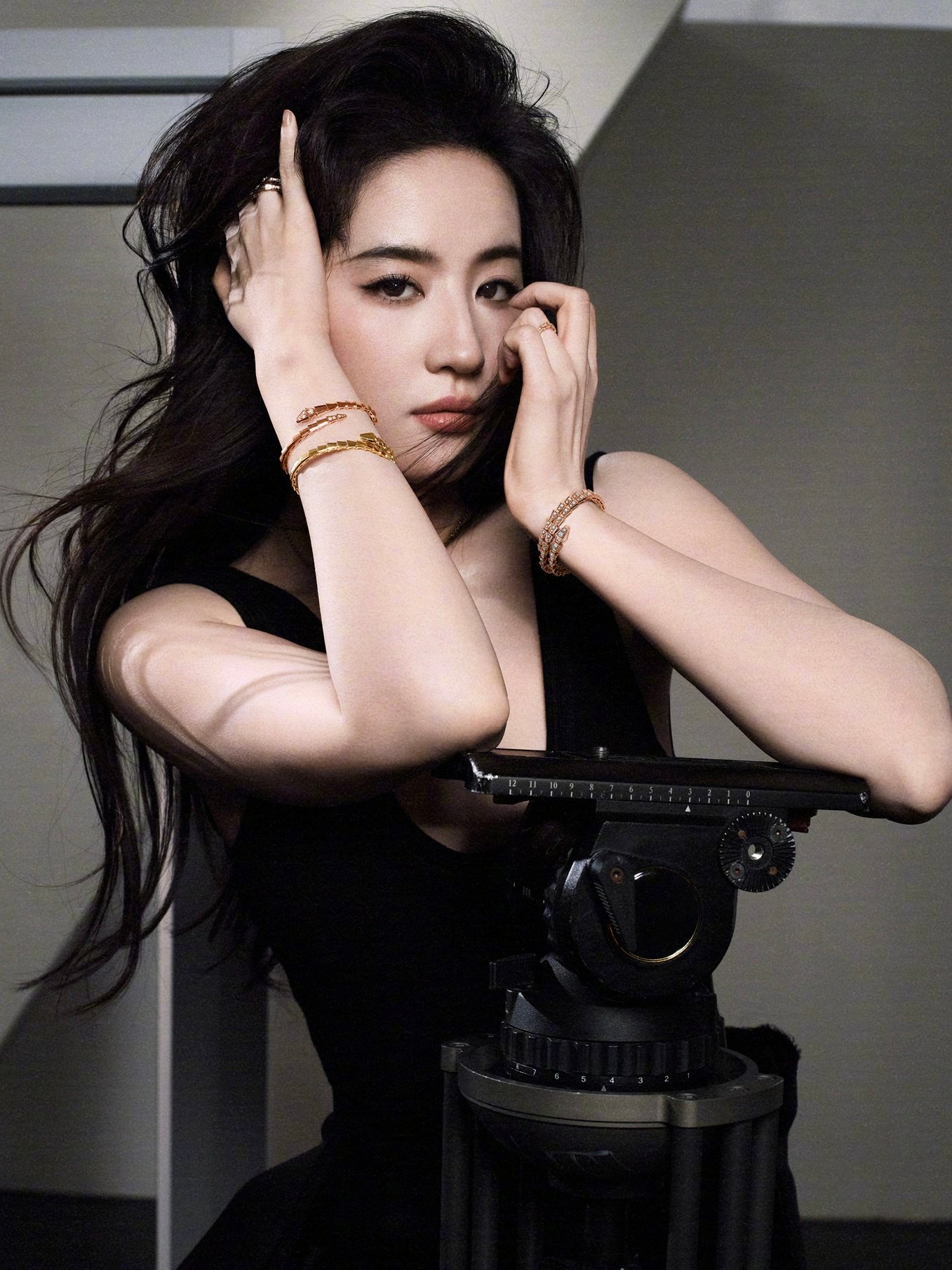 刘亦菲 x 时尚芭莎 1月刊封面大片 十一度登封芭莎的宝格丽女郎,2025