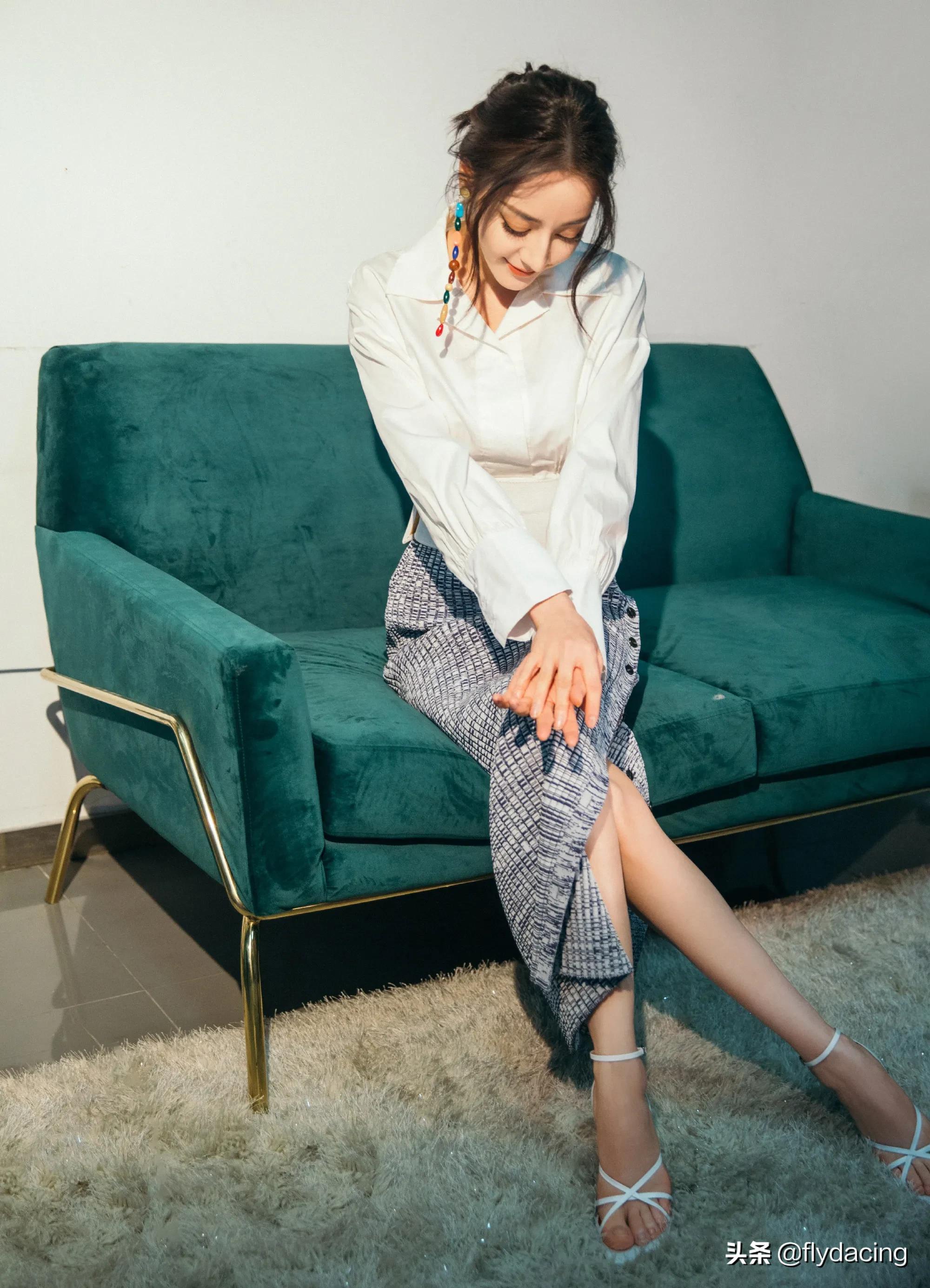 迪丽热巴收腰衬衫复古耳饰简洁清新,时尚感十足