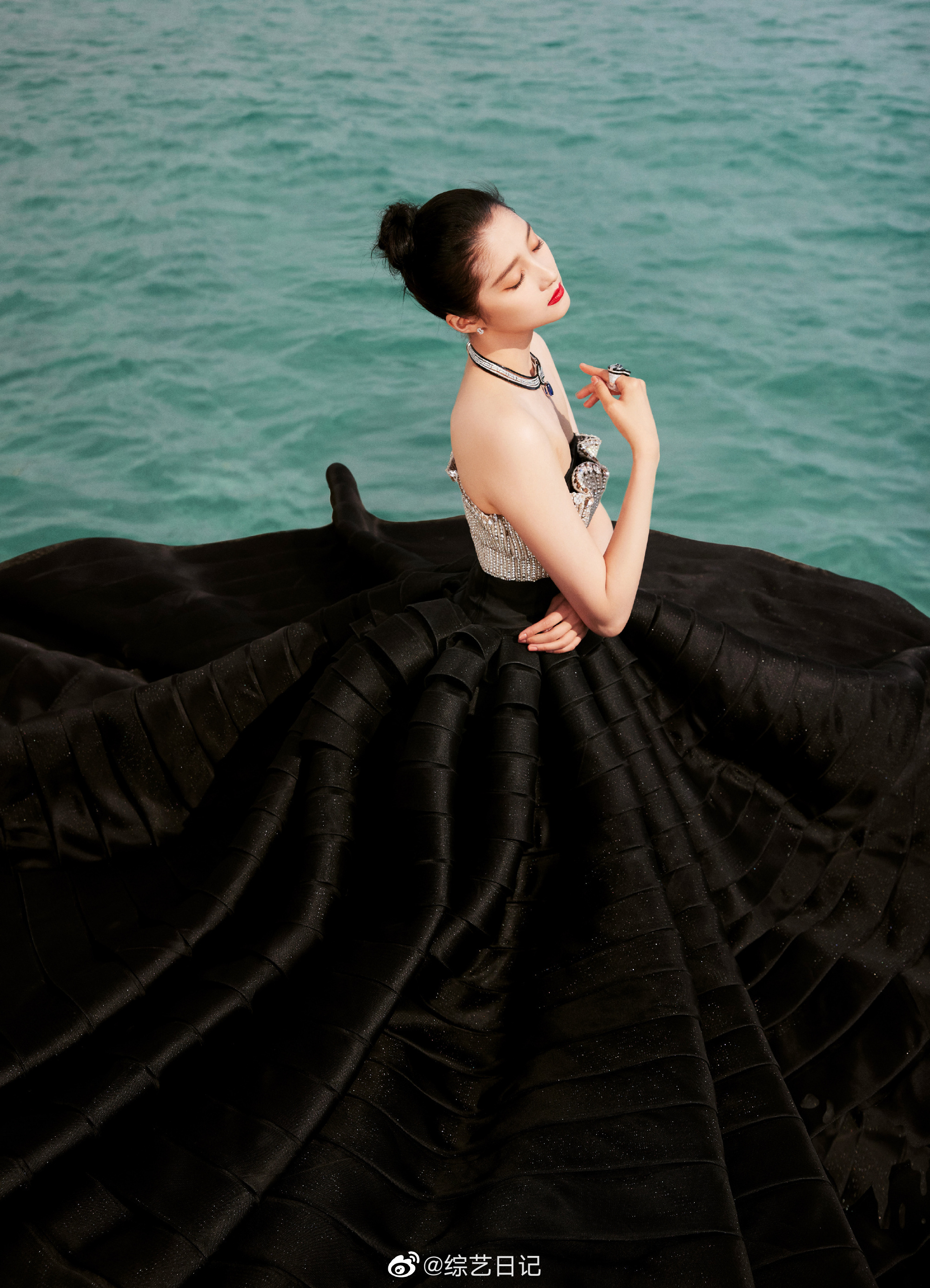 关晓彤戛纳红毯黑色闪钻礼服造型真的好美啊!__财经头条