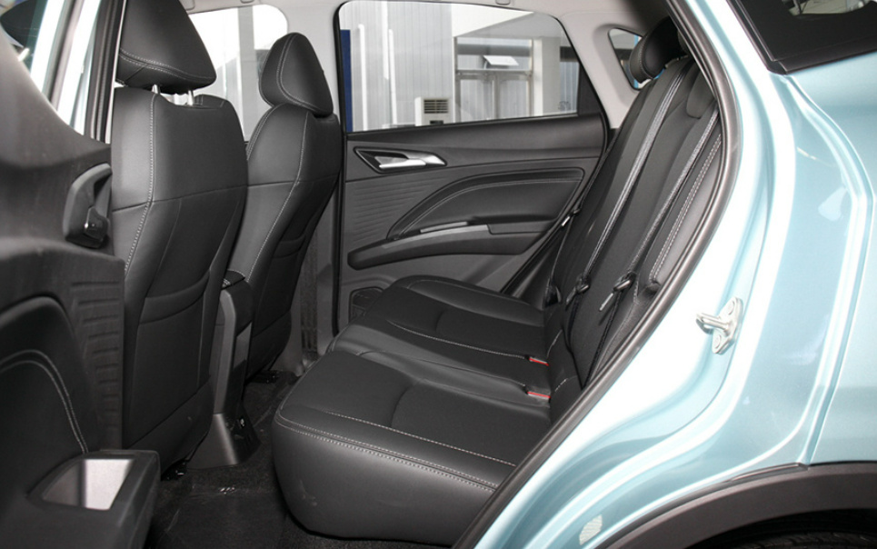 城市代步车怎么选？几何E对比哪吒V，谁更适合？