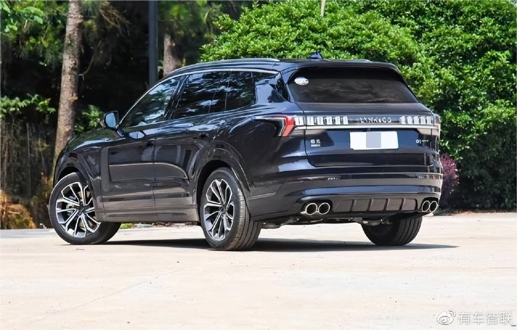 车身侧面,作为一款中大型suv,领克09的体型相当魁梧,且拥有较为修长的