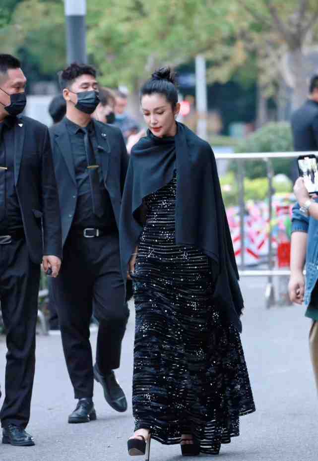 六位女星同穿黑色礼裙现身活动!刘雯赢麻了,周也最让人惊喜休闲区蓝鸢梦想 - Www.slyday.coM 六位女星同穿黑色礼裙现身活动!刘雯赢麻了,周也最让人惊喜休闲区蓝鸢梦想 - Www.slyday.coM