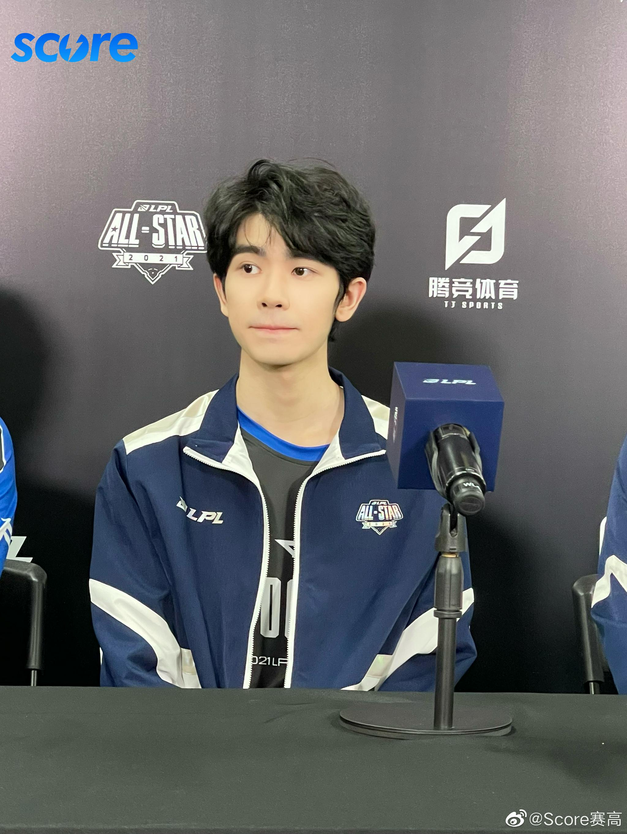 今日掉落有一点懵懵的flora选手|英雄联盟_新浪新闻