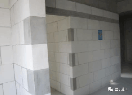 精确砌块施工工艺丨一天没有600块钱,请不来这样高手瓦工师傅|箍筋|过梁|工艺流程_新浪新闻