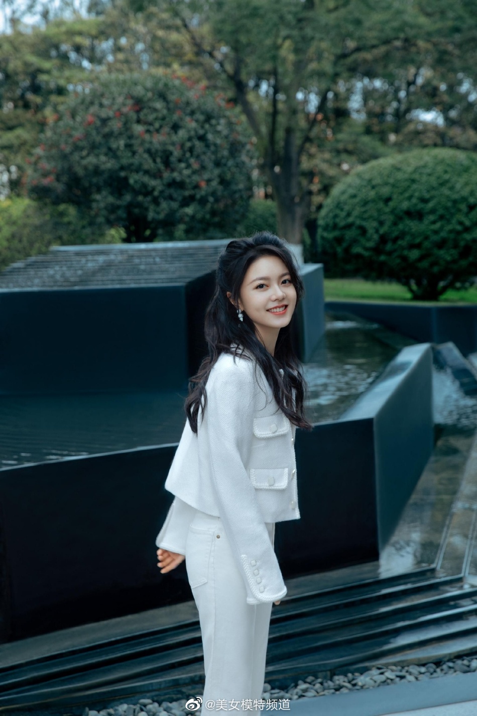 赵今麦纯白look穿搭写真释出 卷发半马尾造型好灵动_高清图集_新浪网