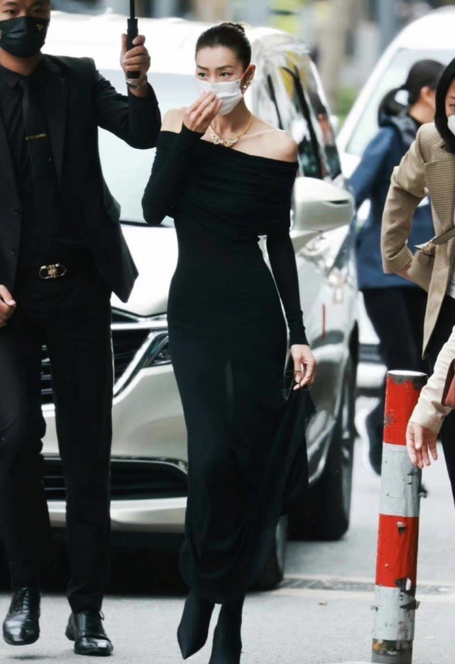 六位女星同穿黑色礼裙现身活动!刘雯赢麻了,周也最让人惊喜休闲区蓝鸢梦想 - Www.slyday.coM 六位女星同穿黑色礼裙现身活动!刘雯赢麻了,周也最让人惊喜休闲区蓝鸢梦想 - Www.slyday.coM