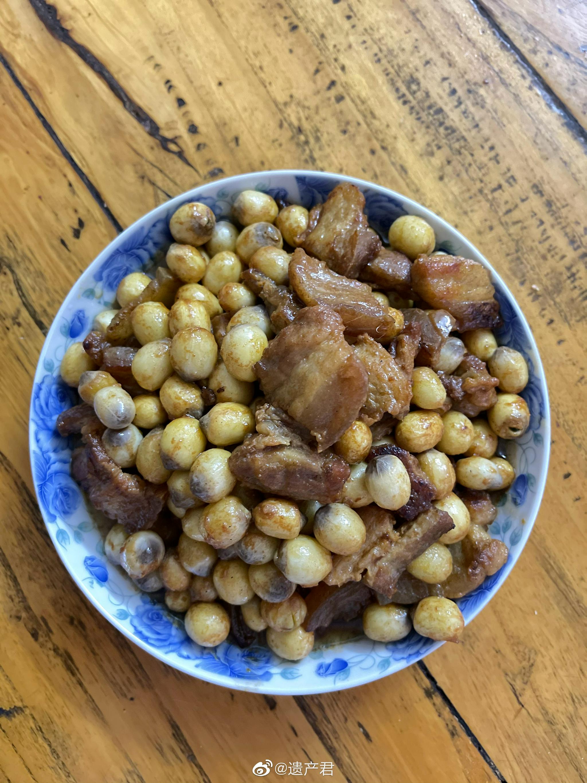 新鲜的嫩莲子炒肉,用当天采摘的绿色嫩莲子,去壳后和肉一起炒