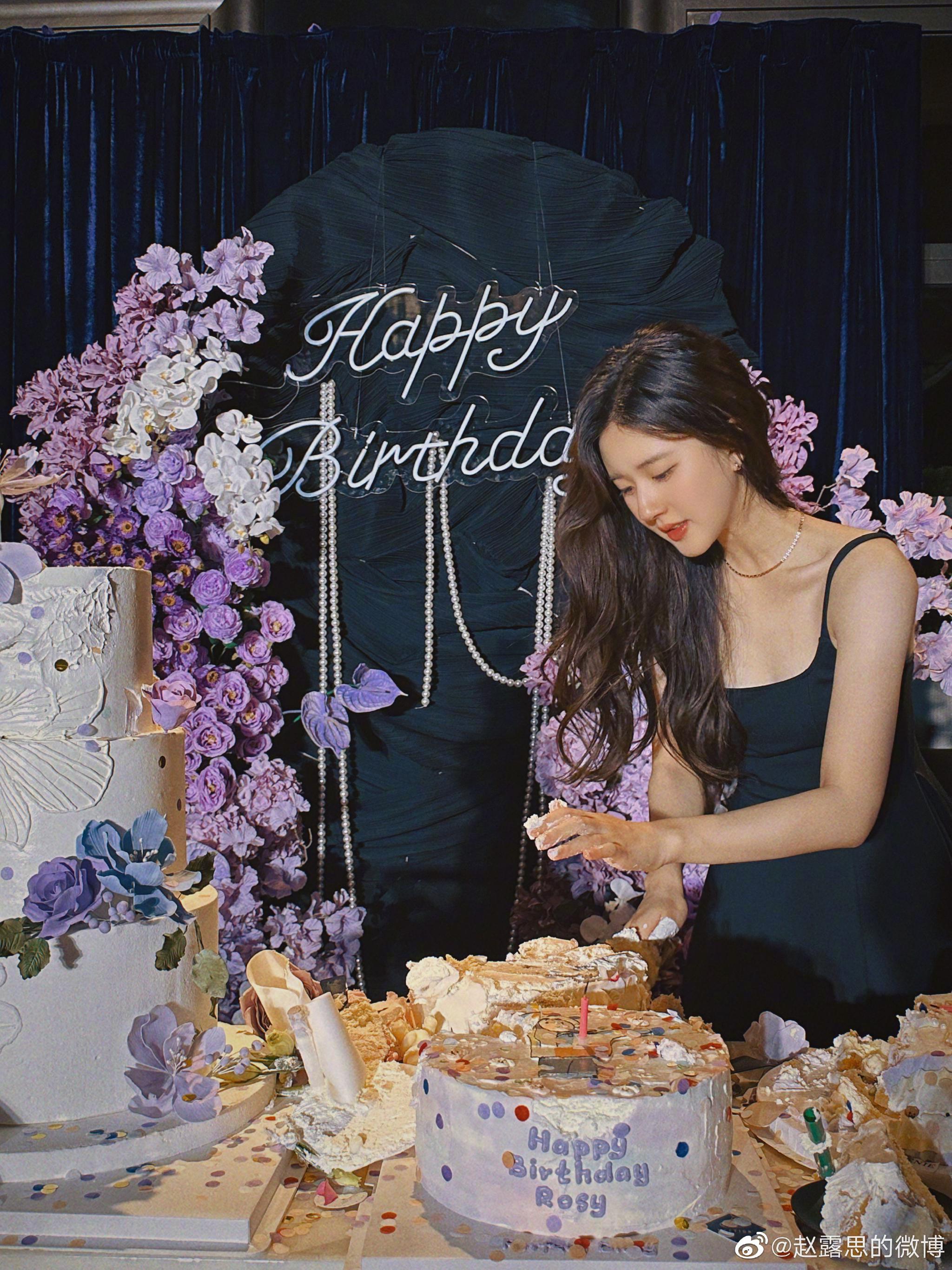 赵露思分享庆生照,身穿黑色吊带裙好美好性感 宝贝生日快乐!