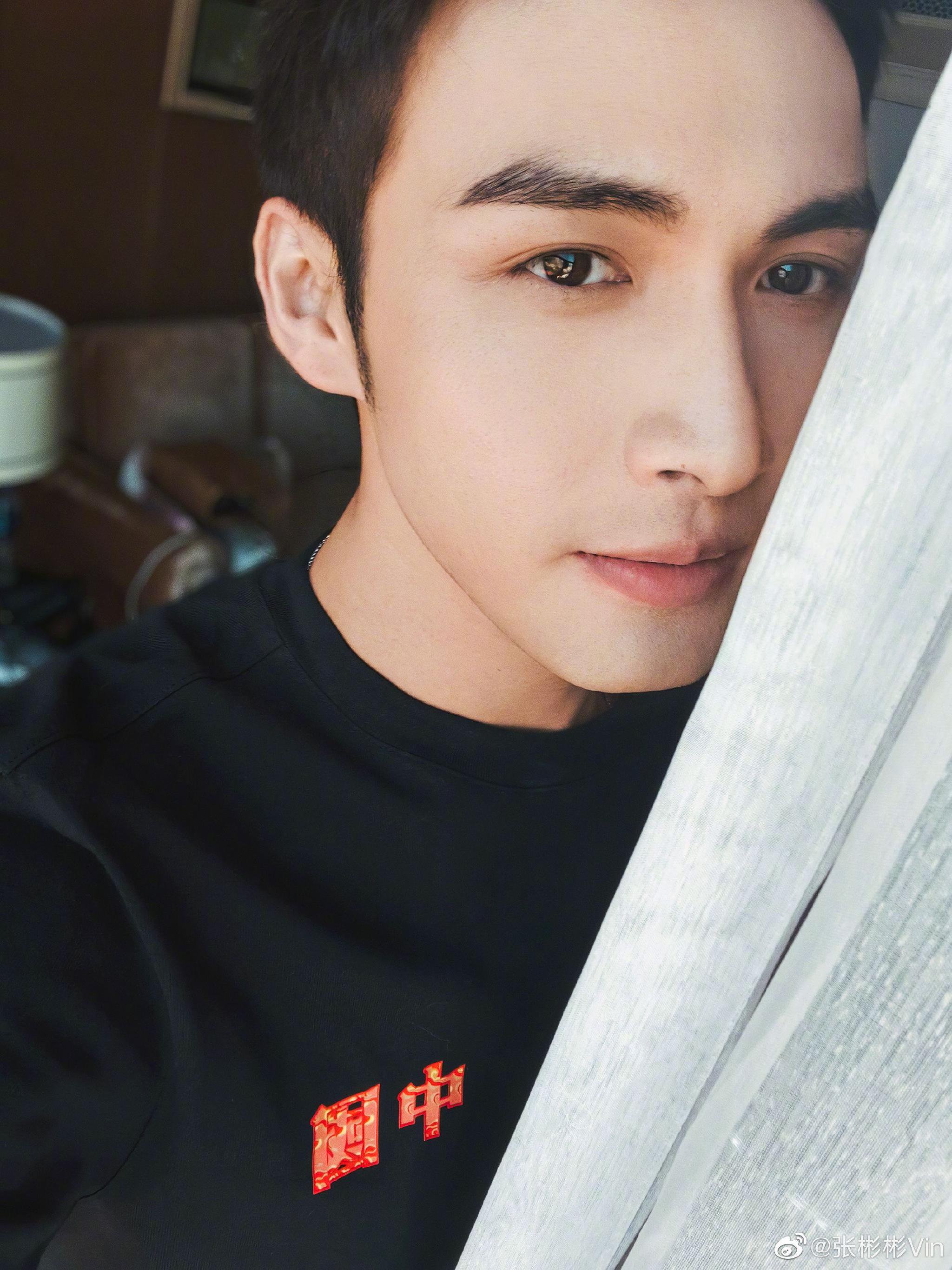 张彬彬剪发后的怼脸四宫格寸头是检验帅哥的第一标准