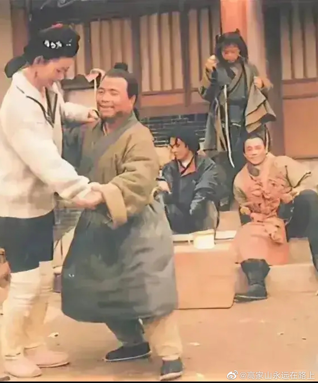 武大郎和潘金莲跳起舞来了怎么不见卖烧饼的担子呢