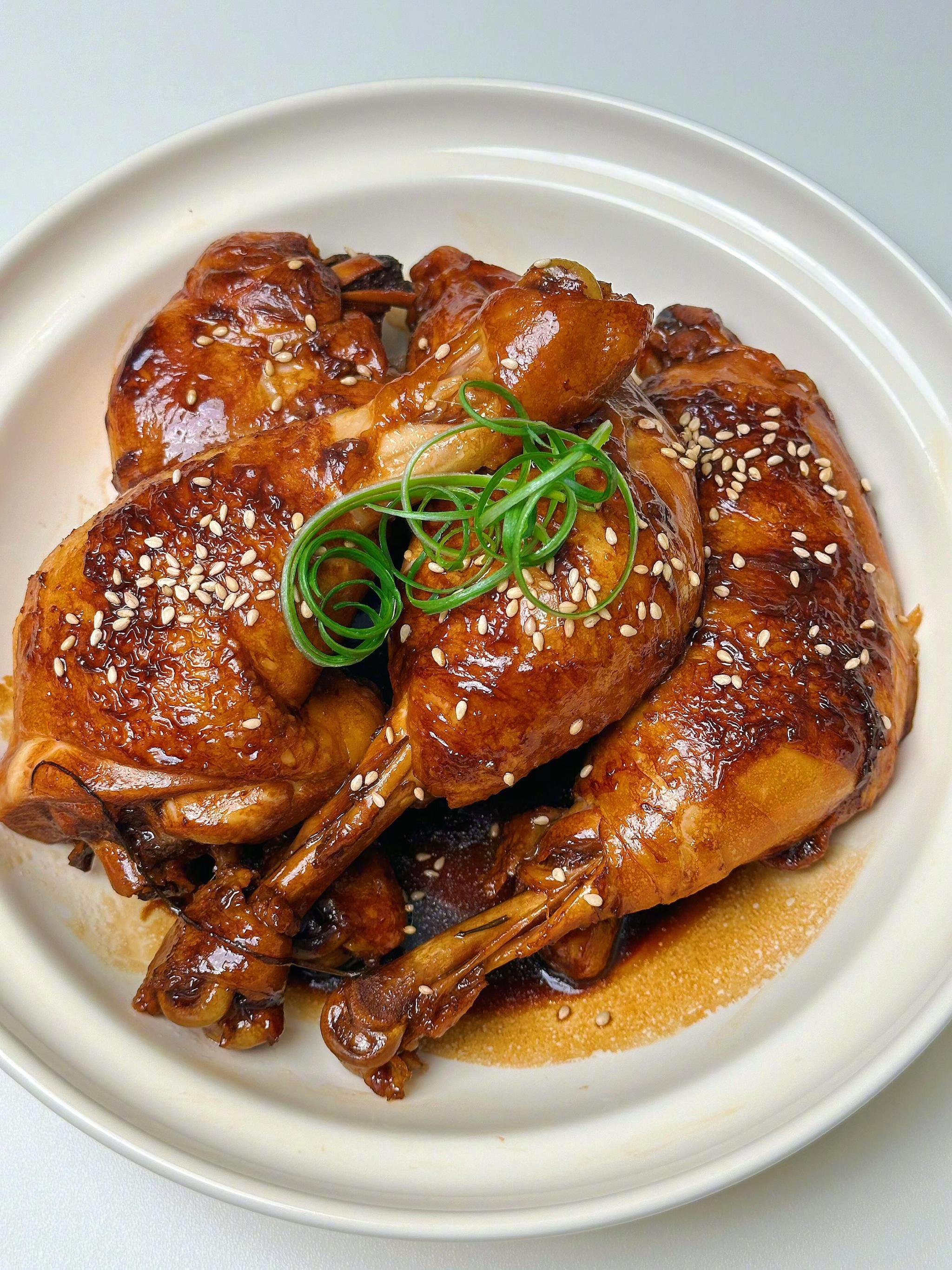 红烧酱鸡腿🍗 裹满酱汁的鸡腿 再撒上黄糖和芝麻 外皮香酥 内里软烂