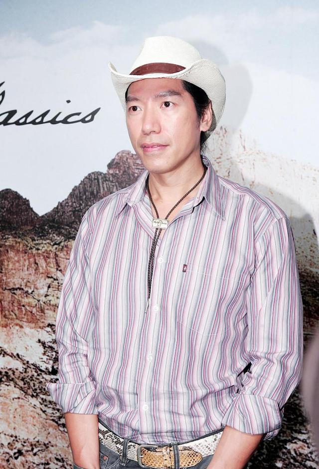 57岁张耀扬出席活动近照曝光,头发胡子花白略显苍老,仍有型有款