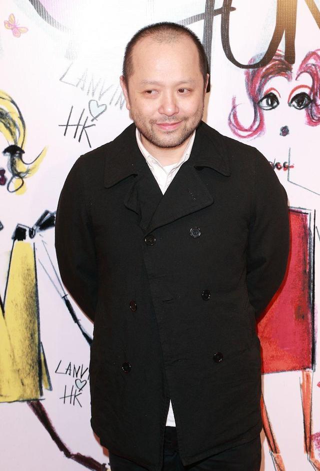 沈嘉伟不受亏损3亿影响,携妻女享家庭乐,小女长腿抢镜像邱淑贞|沈嘉伟