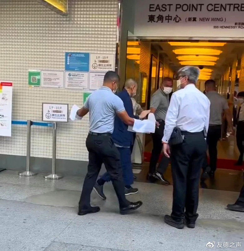 街头偶遇富豪刘銮雄 保镖手中都拿着一条白毛巾 扶他不接触身体|刘銮雄|保镖|富豪_新浪新闻