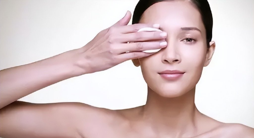 教你"3步卸妆法",让肌肤清透又年轻|化妆棉|眼唇卸妆液|卸妆_新浪新闻