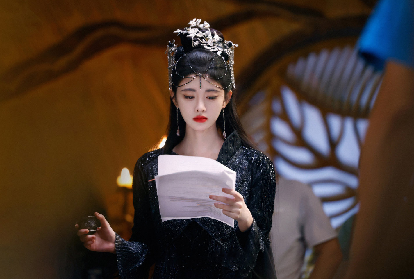 鞠婧祎新剧花戎发布剧照祝大家兔年大吉……__财经头条