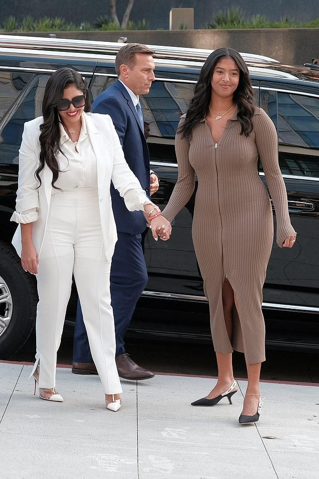 科比遗孀获赔1亿霸气亮相！终于笑了，19岁大女儿又高又壮像科比休闲区蓝鸢梦想 - Www.slyday.coM