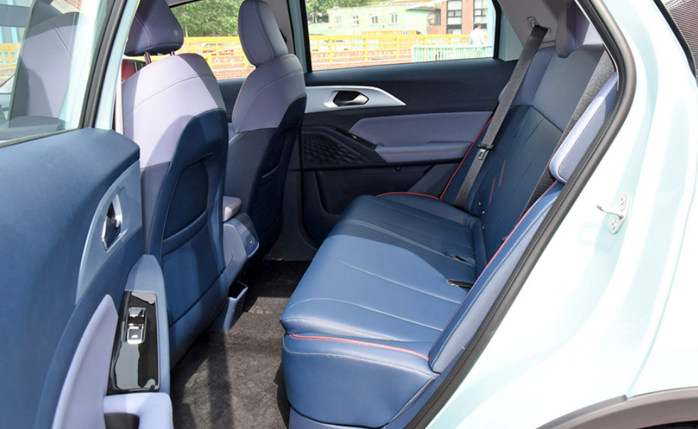 城市代步车怎么选？几何E对比哪吒V，谁更适合？