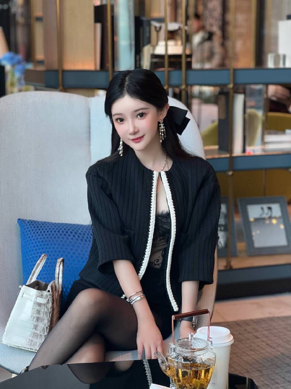 孙心娅不仅是一名出色的模特,而且还是一名优秀的歌手和演员;最近,又