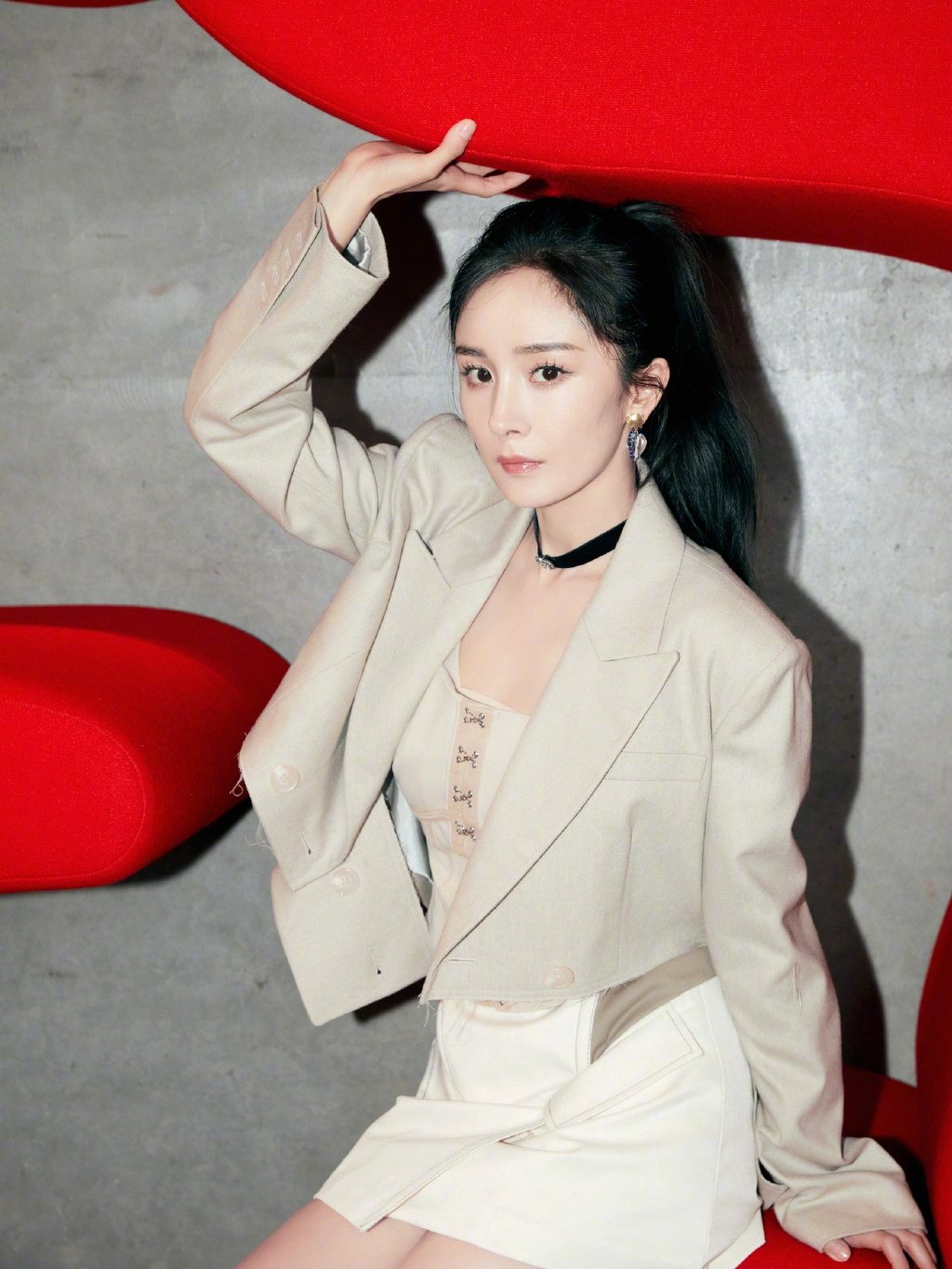 幂姐真的好飒好美啊,说到穿正装最好看的美女……__财经头条