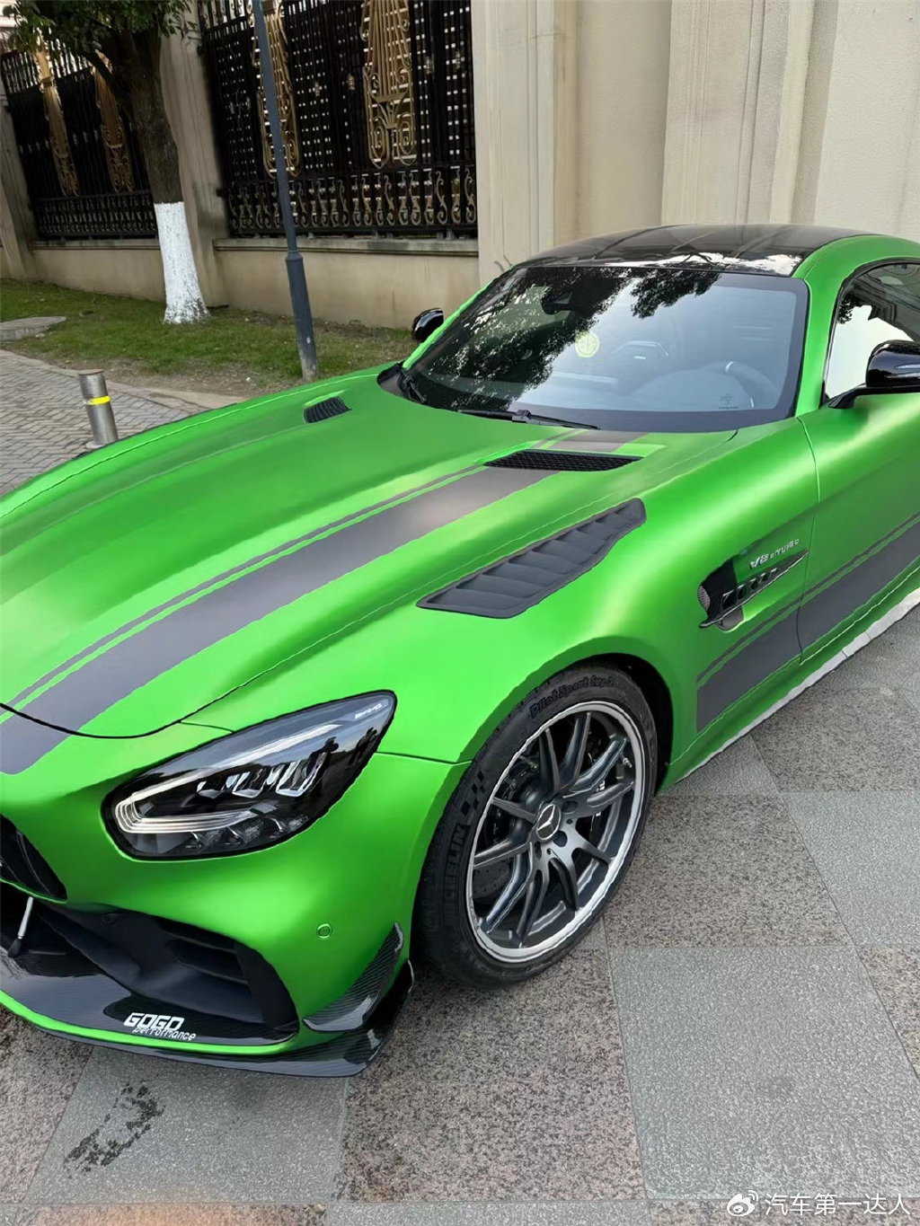 奔驰amggtrpro奇缺绿外黑内搭配