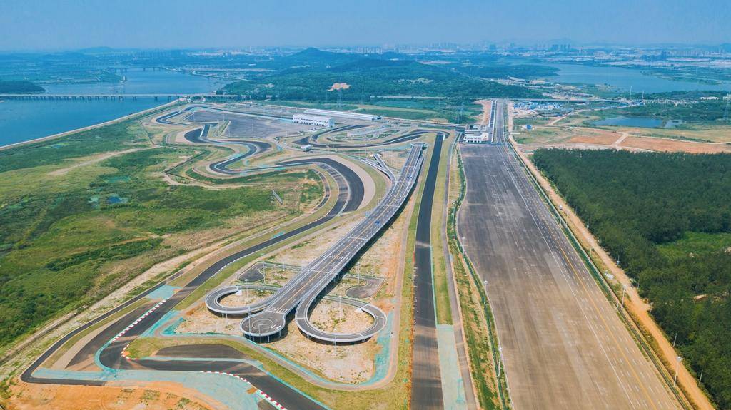 方对同是按照国际二级赛道标准规划设计的株洲国际赛车场进行参考学习