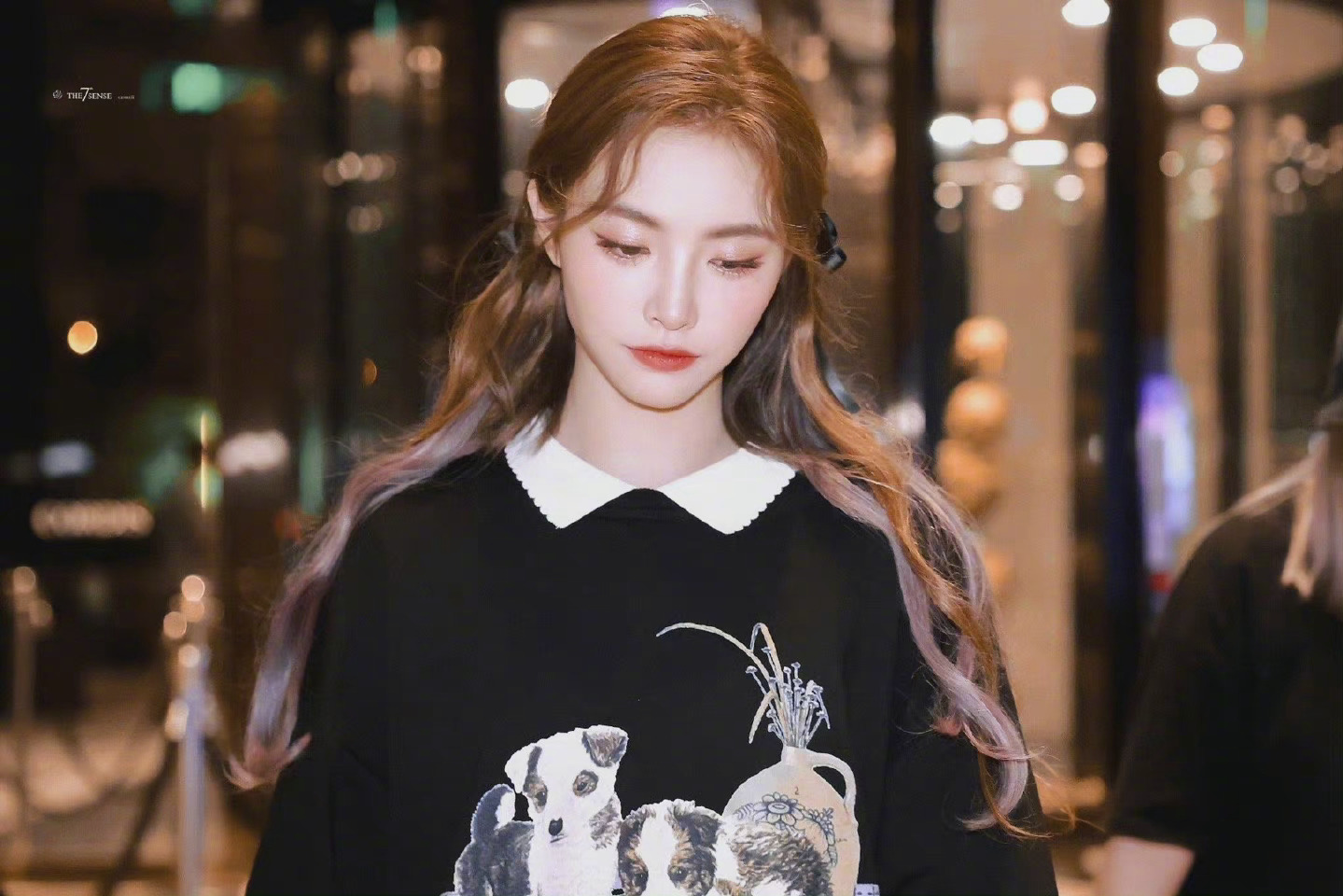 许佳琪粉丝饭拍 紫色挑染77长卷发,kiki好美_高清图集_新浪网