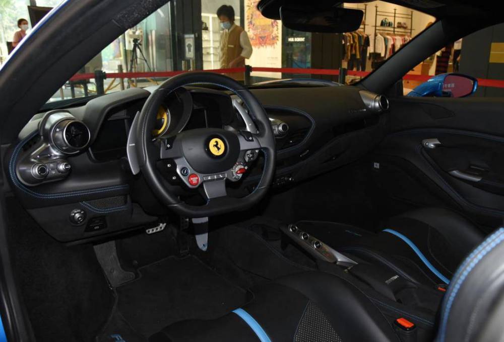 更快,更帅,也更让车迷们窒息的法拉利f8