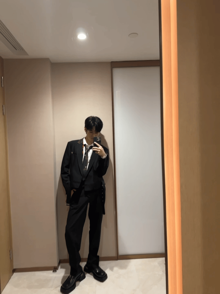 张真源你可太会拍了,对镜西装自拍好绝……|张真源|眼镜_新浪新闻