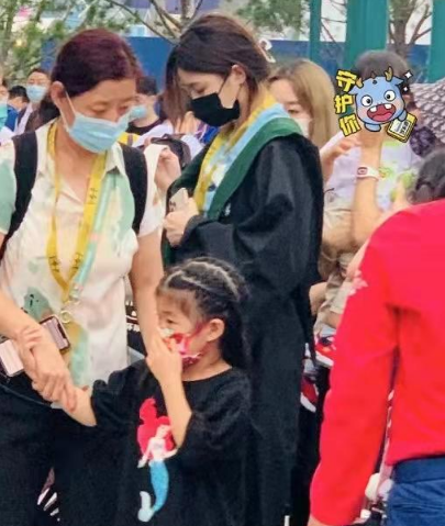 佟丽娅陈思诚罕见同框，带儿子游环球影城，章子怡一家也前来游玩休闲区蓝鸢梦想 - Www.slyday.coM