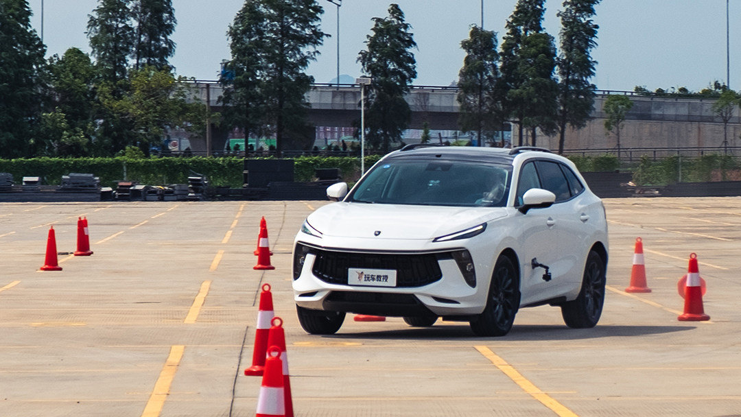 东风风行t5 evo也表现优秀,在加速制动,麋鹿测试以及噪音测试中都获得