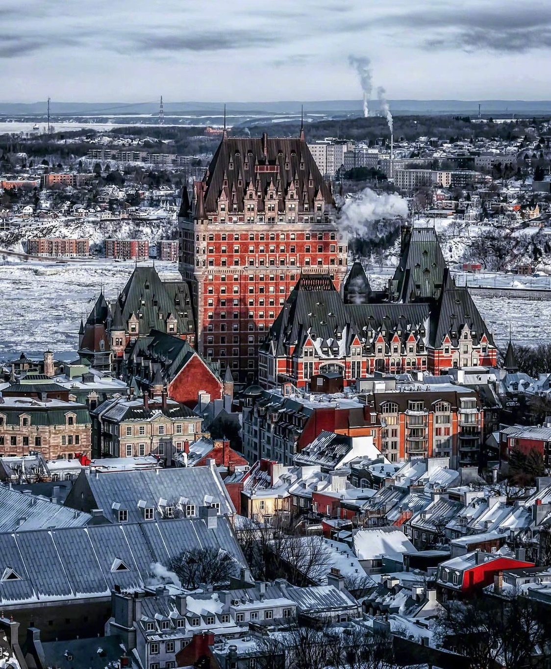 雪天里的魁北克小镇