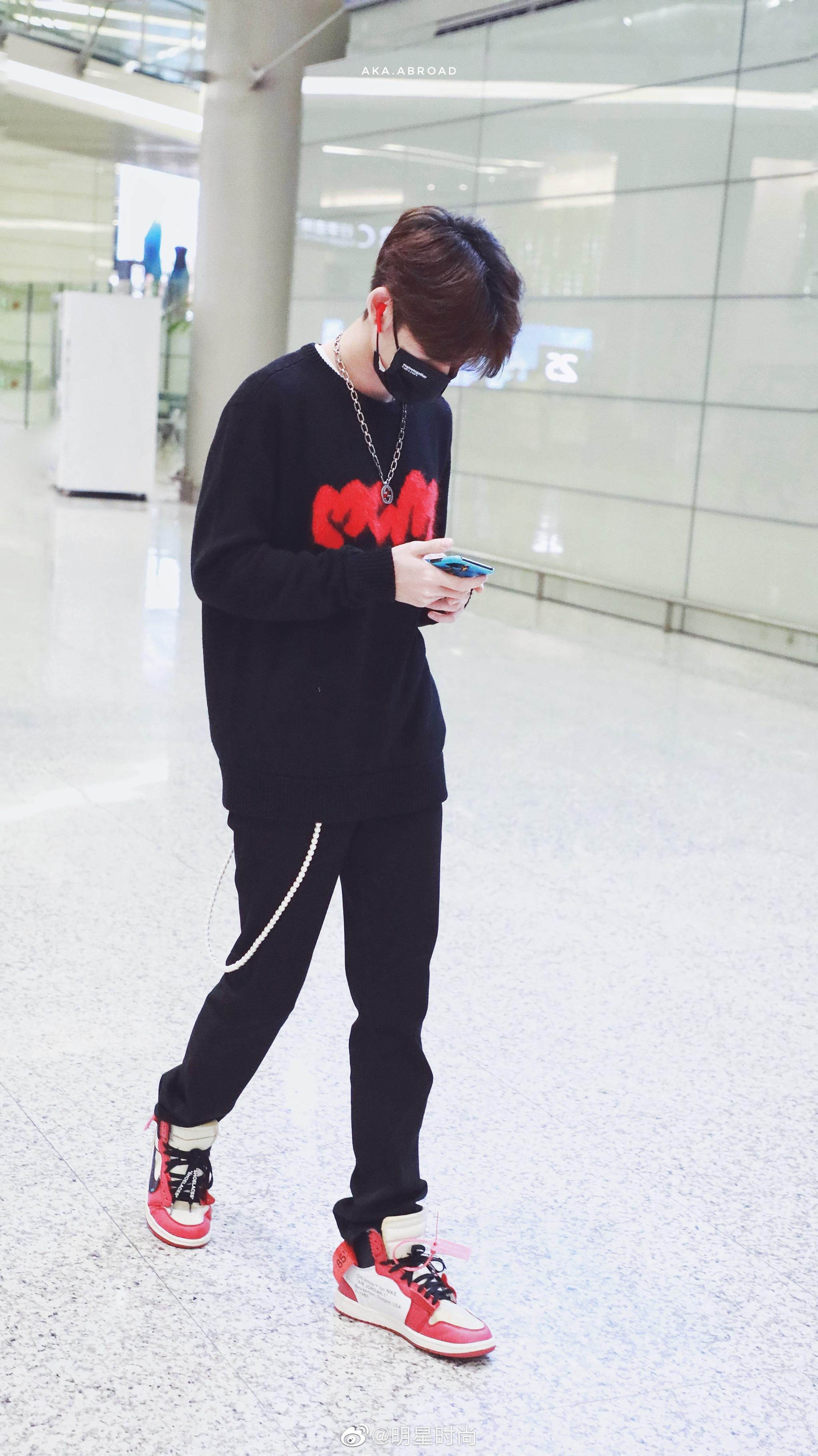 小鬼王琳凯最新机场照黑色毛衣搭配黑色长裤