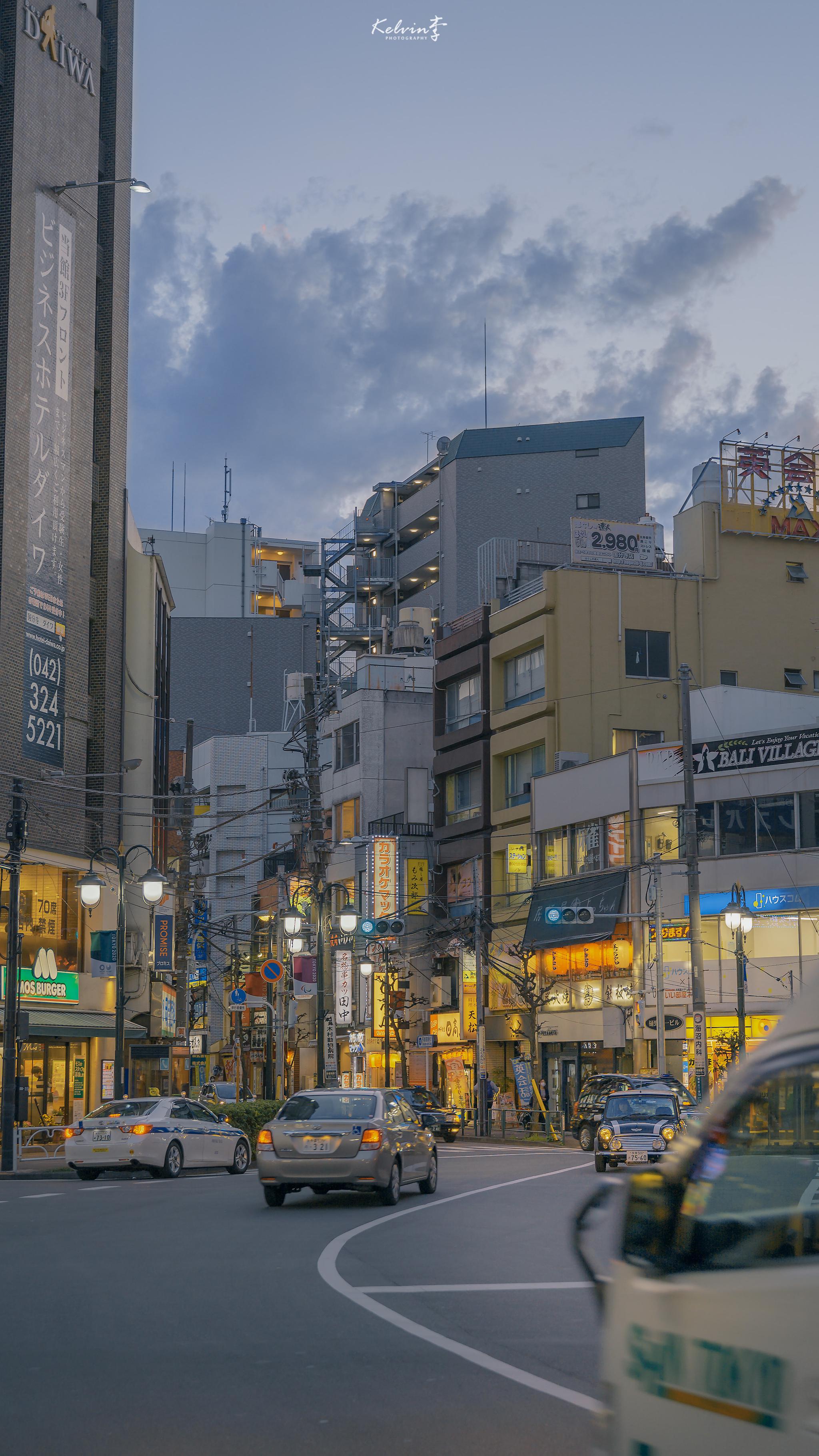 窗外星子昏黄,我看见了你眼里酿酒的月亮