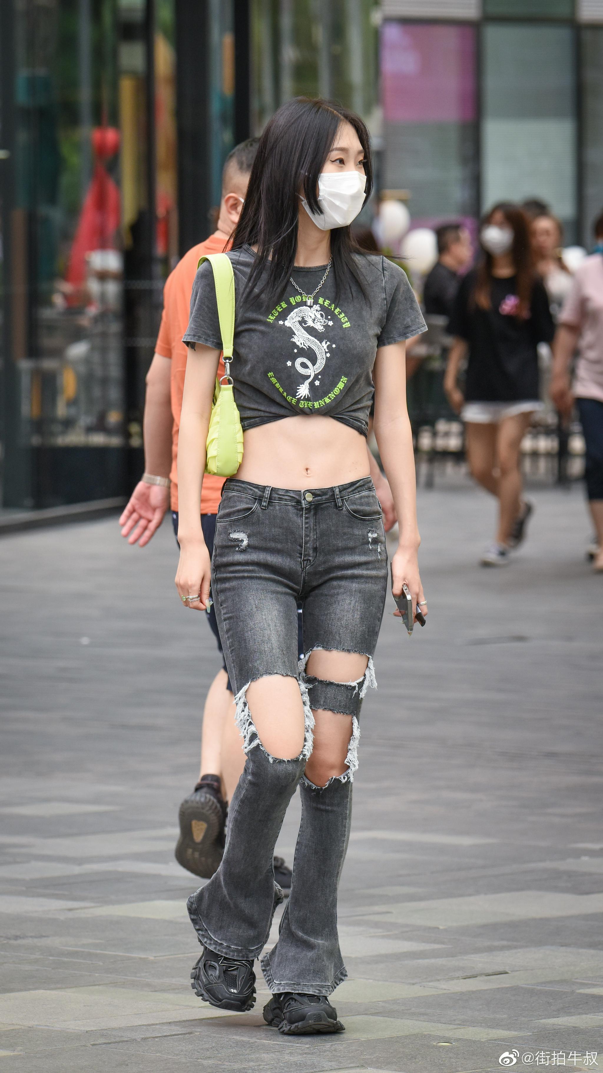 小姐姐穿着时髦的破洞喇叭裤出街_高清图集_新浪网