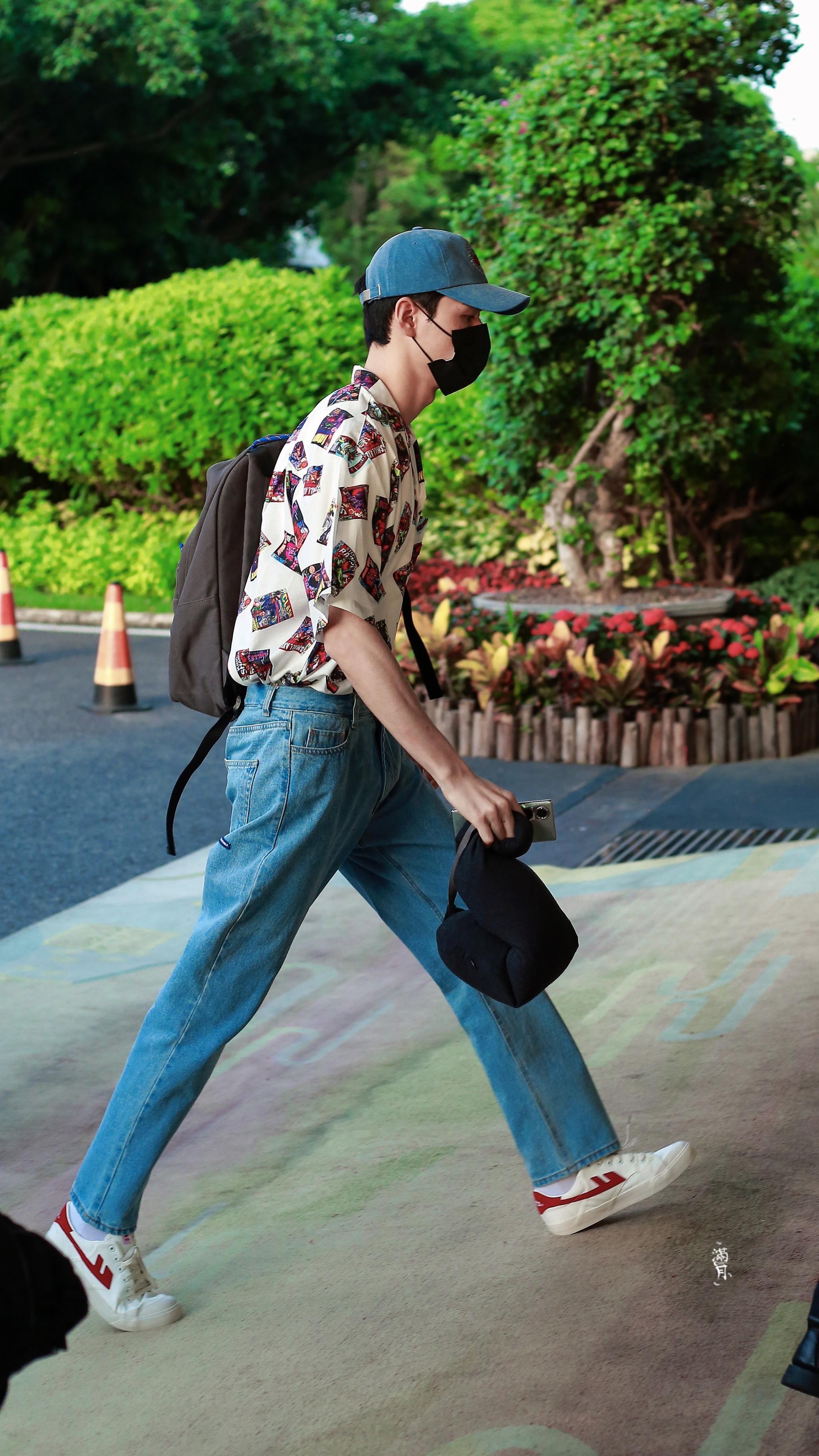 龚俊今日饭拍 印花衬衫 牛仔裤……_高清图集_新浪网