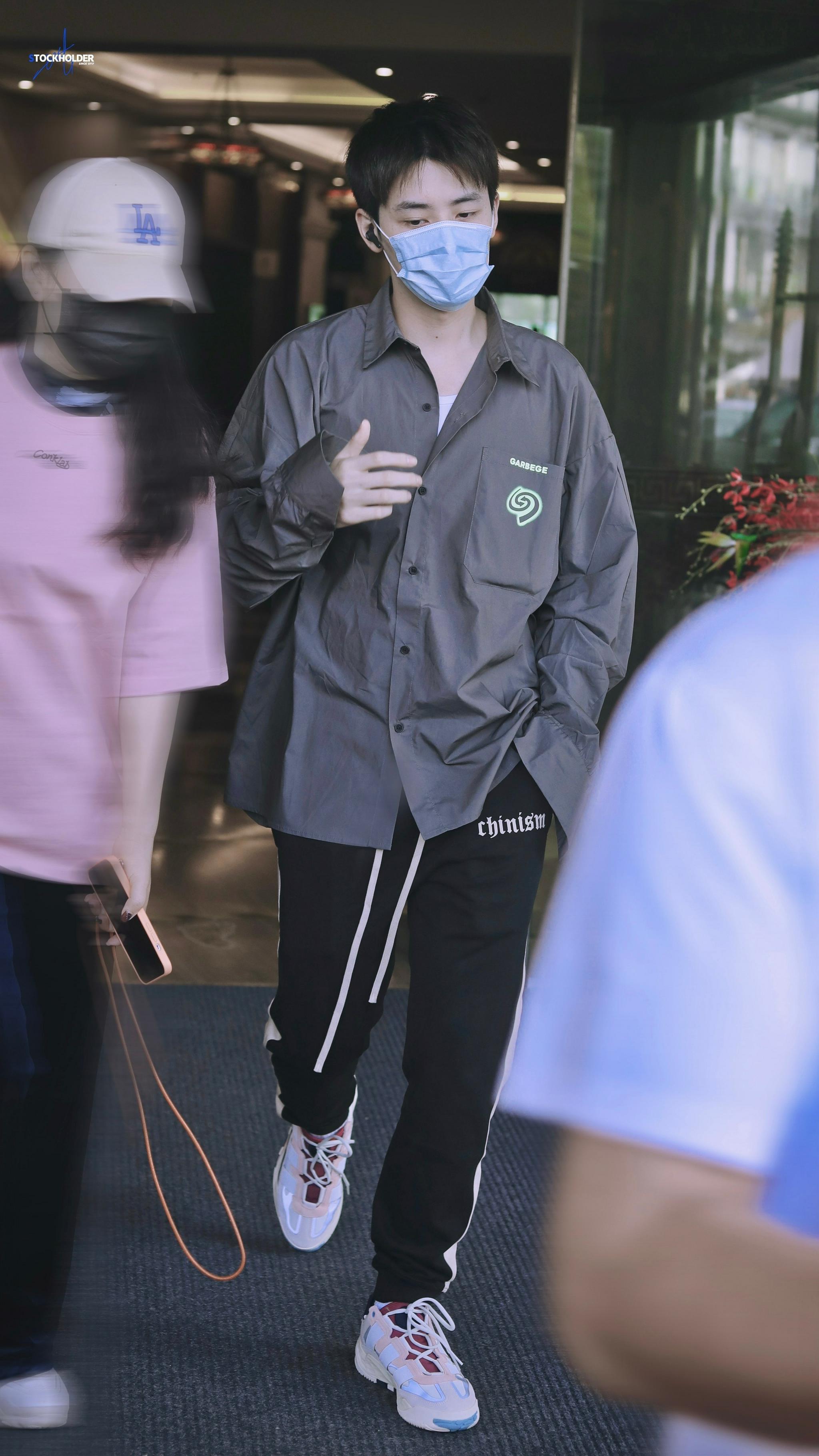 任豪今日份上班饭拍灰色衬衫黑色运动裤的顺毛小豪