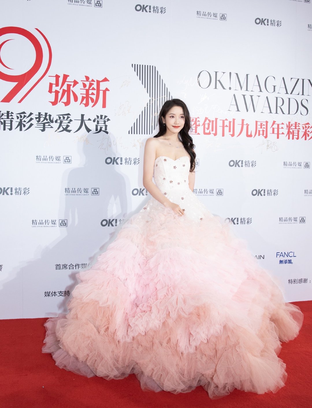 姜贞羽身着雾粉色渐变抹胸礼服亮相活动……__财经头条