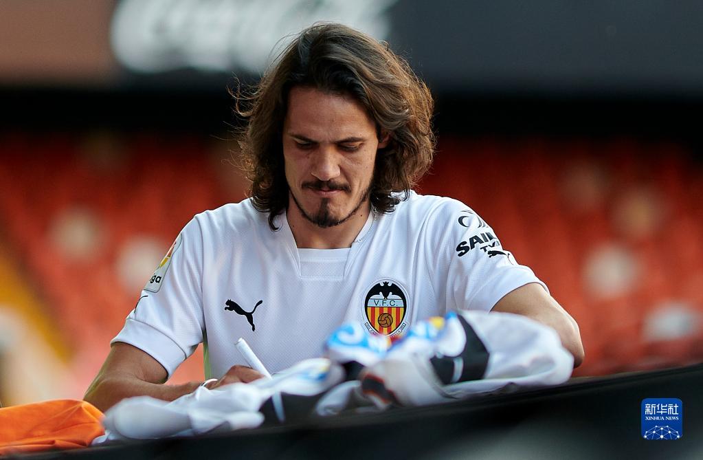 西甲:卡瓦尼亮相巴伦西亚|西甲|球迷|卡瓦_新浪新闻