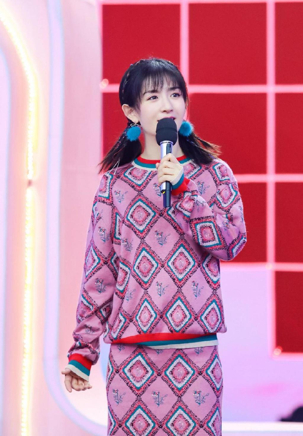 扎麻花辫穿粉色毛衣甜美又减龄,完全不像俩娃辣妈|麻花辫|谢娜|马尾