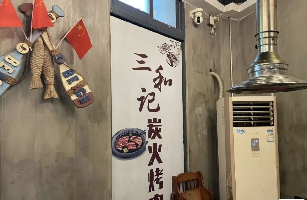 被树挡住的烤肉店,后续来了!老板怒开第二家店,还是被树挡住?