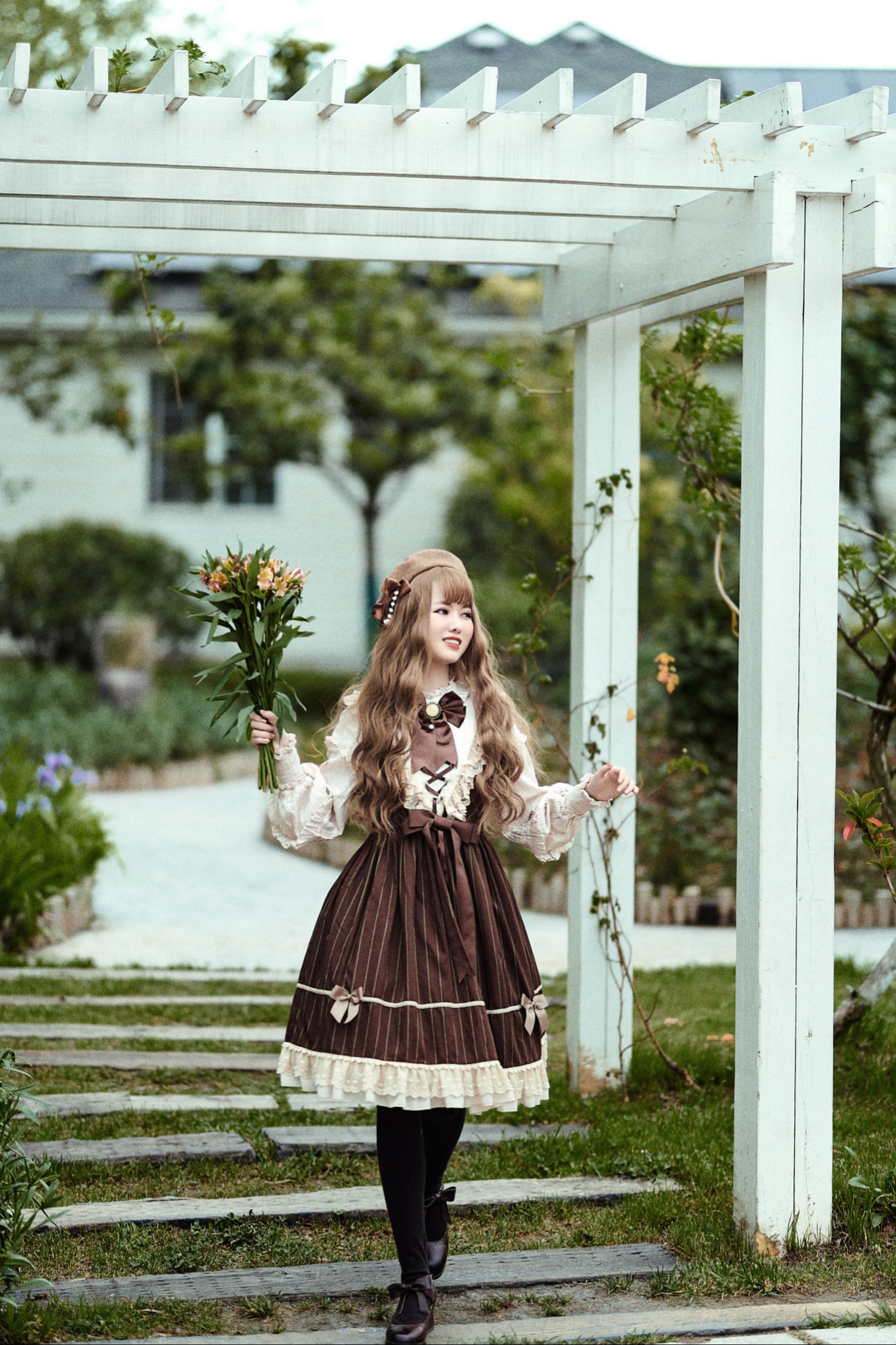 精致洋装lo娘,娇俏可人面若桃李,嬉戏于欧式花园宛如行走的芭比