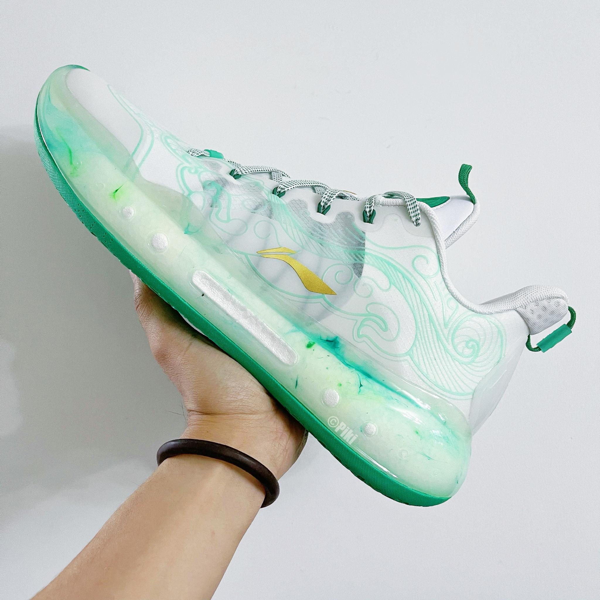 巴特勒在全明星赛上脚驭帅1442低帮「白虎符」pe