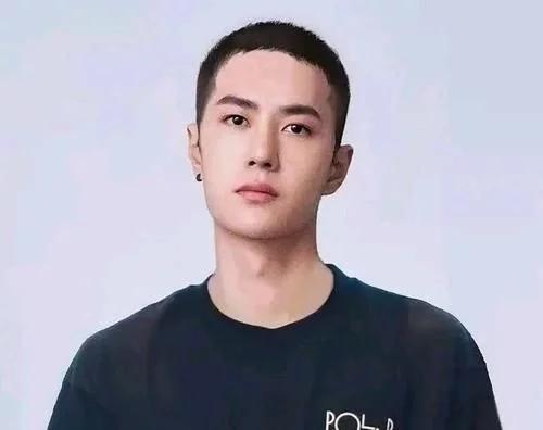 因为他的脸型属于比较长的那种,有刘海的发型占了多数,很少见他在公众