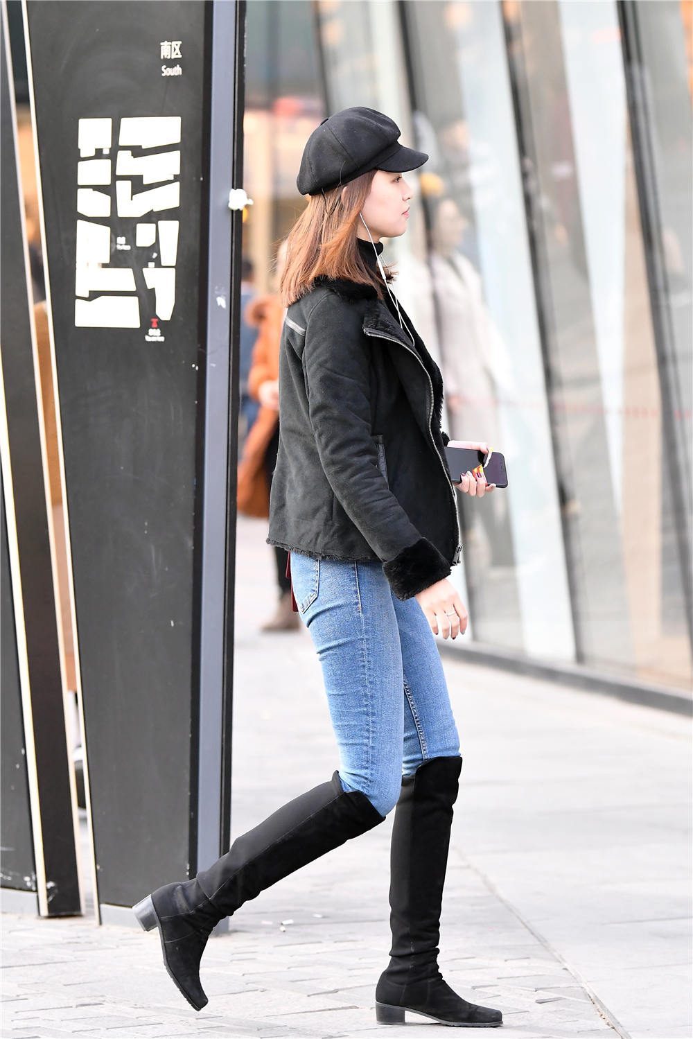 紧身牛仔裤搭配过膝靴,初冬季节的穿搭,要注意保暖|过膝靴|紧身|牛仔