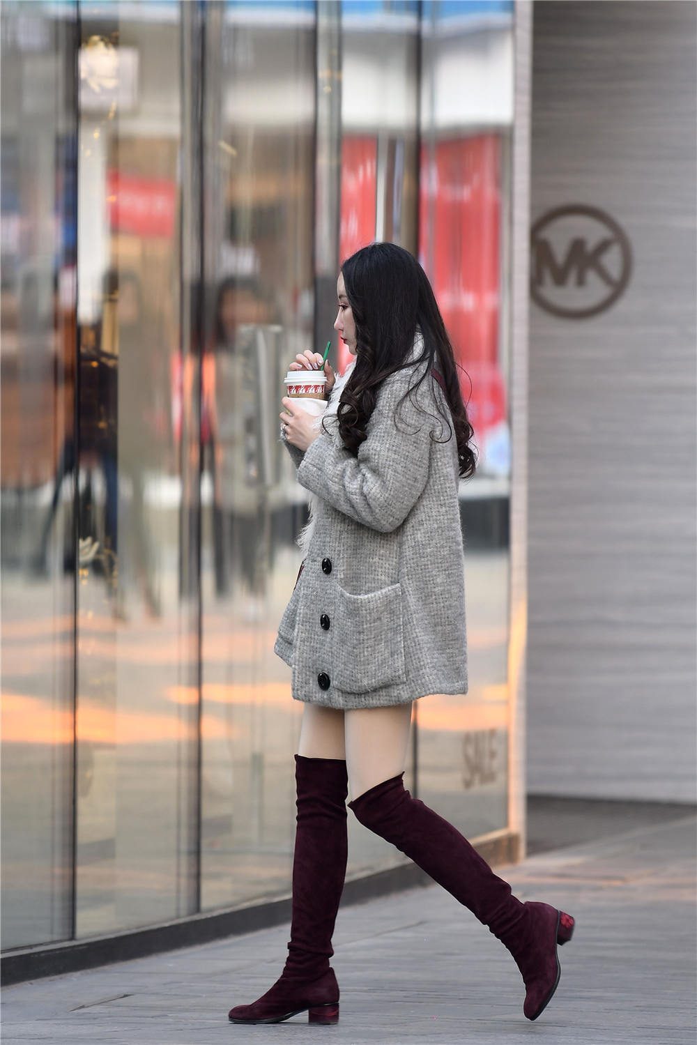 过膝靴冬季搭配的单品不少美女都很喜欢